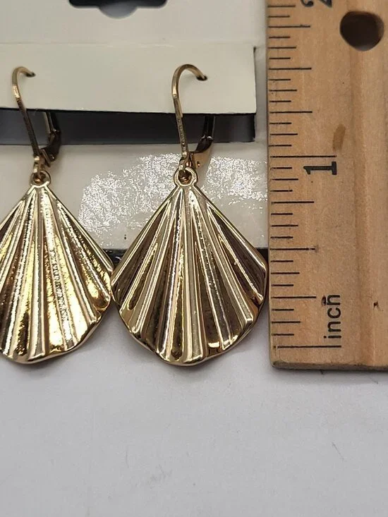 Napier Gold Tone Wavy Shell Fan Dangle Drop Earrings Boho Retro Classic - Picture 2 of 4